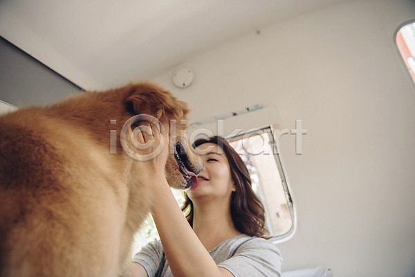 20대 사람 성인 성인여자한명만 여자 한국인 한명 JPG 로우앵글 앞모습 포토 강아지 골든리트리버 마주앉기 미소(표정) 반려 반려동물 상반신 실내 주간 캠핑 캠핑카 펫팸족 한마리