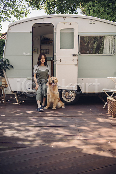20대 사람 성인 성인여자한명만 여자 한국인 한명 JPG 앞모습 포토 강아지 골든리트리버 미소(표정) 반려 반려동물 앉기 야외 전신 주간 캠핑 캠핑카 펫팸족 한마리