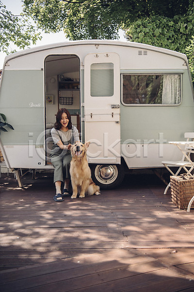 20대 사람 성인 성인여자한명만 여자 한국인 한명 JPG 앞모습 포토 강아지 골든리트리버 만지기 미소(표정) 반려 반려동물 앉기 야외 전신 주간 캠핑 캠핑카 펫팸족 한마리
