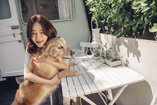 사랑 20대 사람 성인 성인여자한명만 여자 한국인 한명 JPG 앞모습 포토 강아지 골든리트리버 미소(표정) 반려 반려동물 상반신 안기 야외 주간 캠핑 캠핑카 펫팸족 한마리