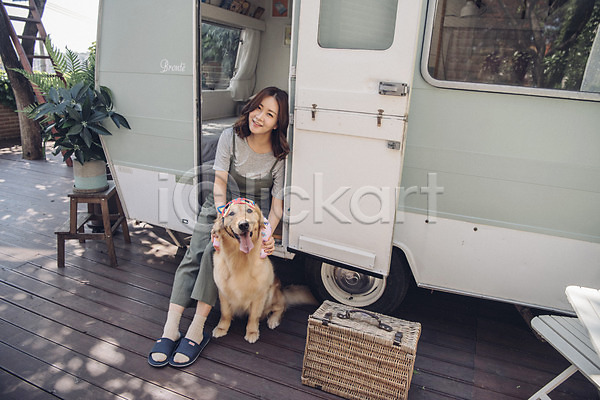 20대 사람 성인 성인여자한명만 여자 한국인 한명 JPG 앞모습 포토 강아지 골든리트리버 목베개 미소(표정) 반려 반려동물 소풍바구니 앉기 야외 잡기 전신 주간 캠핑 캠핑카 펫팸족 한마리