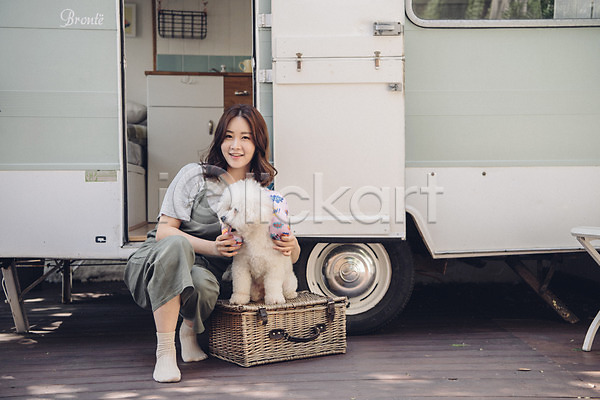 20대 사람 성인 성인여자한명만 여자 한국인 한명 JPG 앞모습 포토 강아지 목베개 미소(표정) 반려 반려동물 비숑프리제 소풍바구니 앉기 야외 전신 주간 캠핑카 펫팸족 한마리