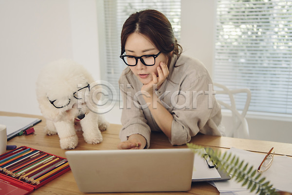20대 사람 성인 성인여자한명만 여자 한국인 한명 JPG 앞모습 포토 개 노트북 반려 반려견 반려동물 방해 비숑프리제 사회적거리두기 상반신 색연필 실내 안경낌 앉기 업무 응시 재택근무 주간 창가 책상 턱괴기 펫팸족 프리랜서 한마리