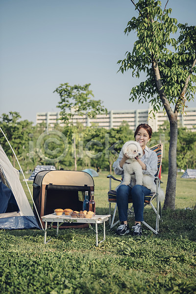 20대 사람 성인 성인여자한명만 여자 한국인 한명 JPG 앞모습 포토 강아지 만지기 미소(표정) 반려 반려동물 비숑프리제 소풍 안기 앉기 야외 음료 잔디 전신 주간 쿠키 텐트 펫팸족 한마리
