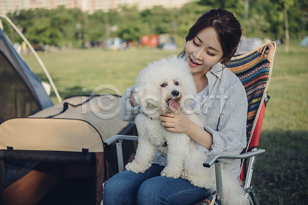 20대 사람 성인 성인여자한명만 여자 한국인 한명 JPG 앞모습 포토 강아지 만지기 미소(표정) 반려 반려동물 비숑프리제 상반신 소풍 쓰다듬기 앉기 야외 잔디 주간 텐트 펫팸족 한마리