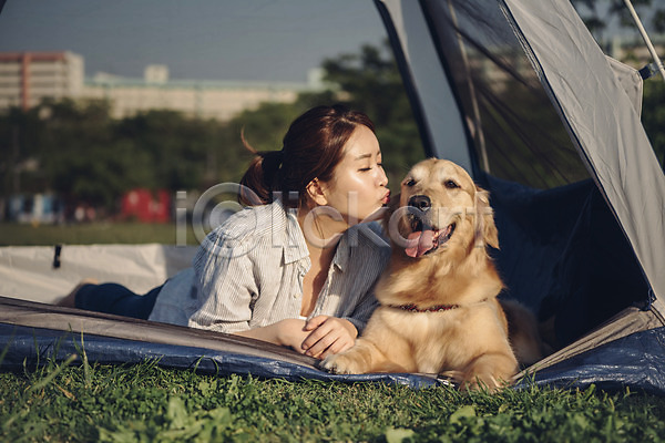 20대 사람 성인 성인여자한명만 여자 한국인 한명 JPG 앞모습 포토 강아지 골든리트리버 공원 반려 반려동물 상반신 소풍 야외 엎드리기 잔디 주간 키스 텐트 펫팸족 한마리