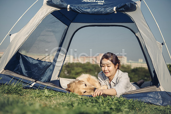 20대 사람 성인 성인여자한명만 여자 한국인 한명 JPG 앞모습 포토 강아지 골든리트리버 공원 눕기 미소(표정) 반려 반려동물 상반신 소풍 야외 엎드리기 잔디 주간 텐트 펫팸족 한마리