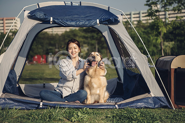 20대 사람 성인 성인여자한명만 여자 한국인 한명 JPG 앞모습 포토 강아지 골든리트리버 공원 끼우기 미소(표정) 반려 반려동물 소풍 앉기 야외 잔디 잡기 전신 주간 텐트 펫팸족 한마리 헤드셋
