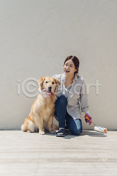 20대 사람 성인 성인여자한명만 여자 한국인 한명 JPG 앞모습 포토 강아지 골든리트리버 목장갑 미소(표정) 반려 반려동물 벽 안기 앉기 야외 웅크림 전신 주간 페인트롤러 펫팸족 한마리