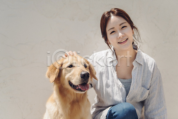 20대 사람 성인 성인여자한명만 여자 한국인 한명 JPG 근접촬영 앞모습 포토 강아지 골든리트리버 미소(표정) 반려 반려동물 벽 상반신 쓰다듬기 야외 주간 펫팸족 한마리