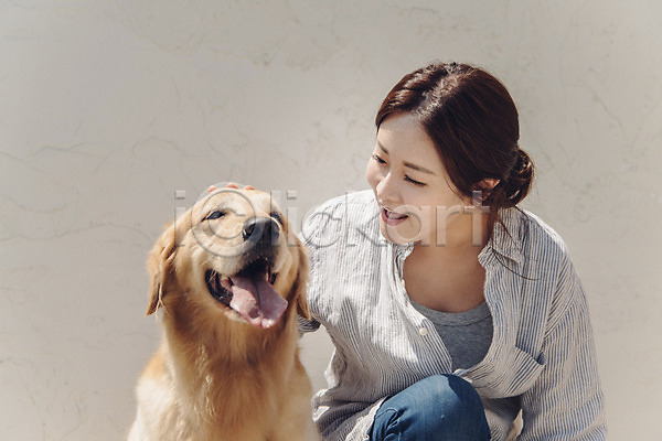 20대 사람 성인 성인여자한명만 여자 한국인 한명 JPG 근접촬영 앞모습 포토 강아지 골든리트리버 만지기 미소(표정) 반려 반려동물 벽 상반신 쓰다듬기 야외 주간 펫팸족 한마리