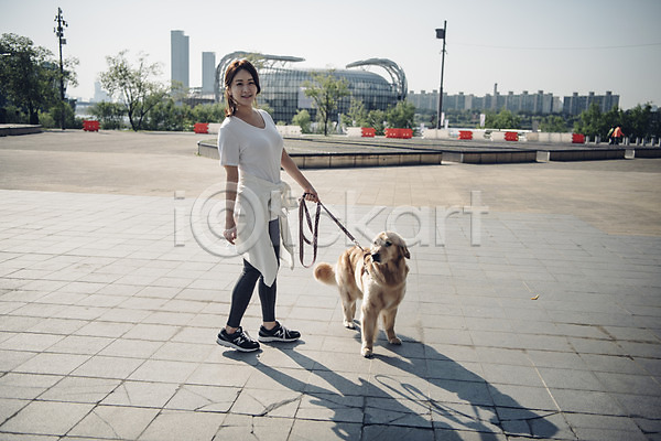 20대 사람 성인 성인여자한명만 여자 한국인 한명 JPG 옆모습 포토 강아지 건축물 골든리트리버 공원 목줄 미소(표정) 반려 반려동물 야외 잡기 전신 주간 펫팸족 한마리