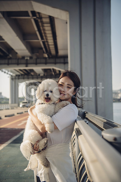 20대 사람 성인 성인여자한명만 여자 한국인 한명 JPG 앞모습 포토 강 강아지 난간 다리 미소(표정) 반려 반려동물 비숑프리제 상반신 안기 야외 운동 주간 차도 펫팸족 한마리