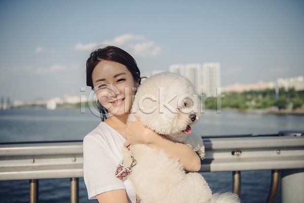 20대 사람 성인 성인여자한명만 여자 한국인 한명 JPG 앞모습 포토 강 강아지 구름(자연) 난간 미소(표정) 반려 반려동물 비숑프리제 상반신 안기 야외 주간 펫팸족 하늘 한마리