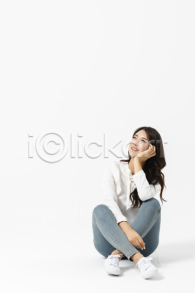 30대 사람 성인 성인여자한명만 여자 한국인 한명 JPG 앞모습 포토 미소(표정) 생각 스튜디오촬영 실내 앉기 올려보기 응시 전신 청바지 캐주얼 턱괴기