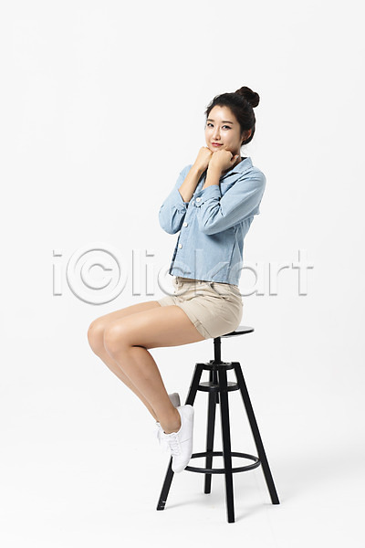 30대 사람 성인 성인여자한명만 여자 한국인 한명 JPG 옆모습 포토 걸터앉기 미소(표정) 반바지 손짓 스튜디오촬영 실내 앉기 응시 의자 전신 캐주얼 턱괴기
