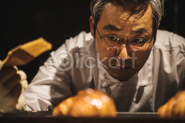 40대 남자 사람 중년 중년남자한명만 한국인 한명 JPG 근접촬영 앞모습 포토 바르기 붓 빵집 상반신 실내 요리사 제빵 조리복 크루아상