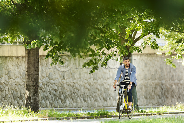 20대 남자 사람 서양인 성인 성인남자한명만 한명 JPG 앞모습 포토 나무 들풀 미소(표정) 보행로 산책로 승차 야외 응시 자전거 잔디 전신 주간 프라하