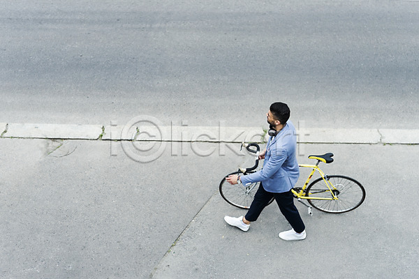 20대 남자 사람 서양인 성인 성인남자한명만 한명 JPG 옆모습 포토 하이앵글 걷기 도로 야외 자전거 전신 주간 프라하