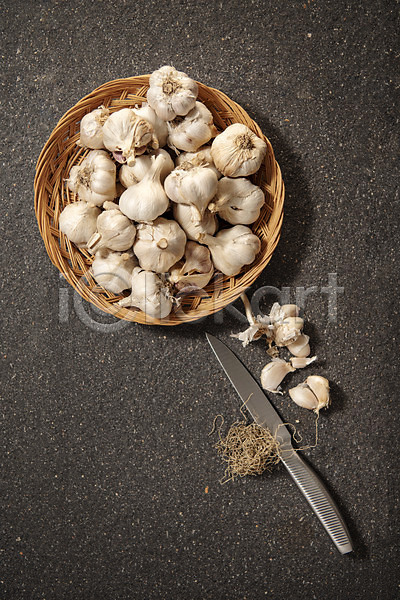 사람없음 JPG 포토 하이앵글 껍질 마늘 바구니 뿌리 스튜디오촬영 실내 여러개 채소 칼 통마늘