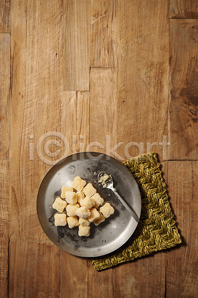 사람없음 JPG 포토 하이앵글 나무배경 다진마늘 마늘 목재 숟가락 스튜디오촬영 실내 여러개 접시 채소