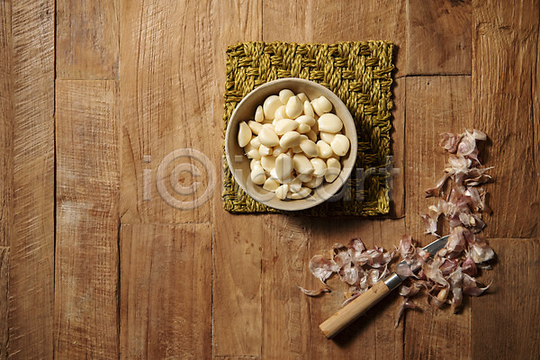 사람없음 JPG 포토 하이앵글 그릇 껍질 나무배경 마늘 목재 스튜디오촬영 실내 여러개 채소 칼