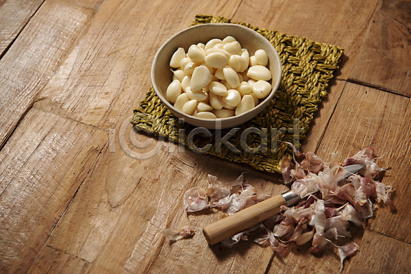 사람없음 JPG 포토 그릇 껍질 나무배경 마늘 목재 스튜디오촬영 실내 여러개 채소 칼