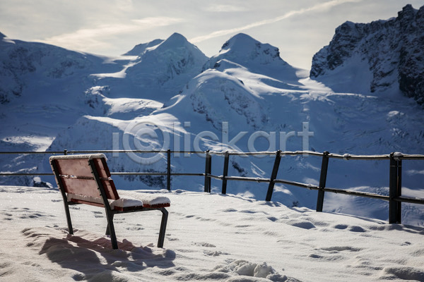 시원함 추위 사람없음 JPG 포토 해외이미지 겨울 계절 날씨 냉동 발코니 벤치 산 스위스 앉기 야외 언덕 얼음 여행 의자 자연 절정 정상 풍경(경치) 해외202004 흰색