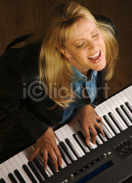 열정 성인 성인여자한명만 여자 한명 JPG 옆모습 포토 해외이미지 고개들기 상반신 실내 연주 열중 음악 피아노(악기) 피아니스트 해외202004