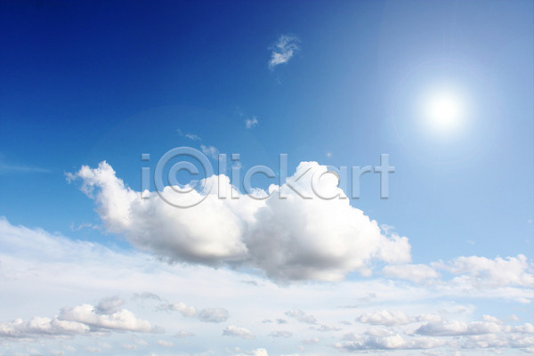 분위기 자유 침묵 사람없음 JPG 포토 해외이미지 가로 계절 구름(자연) 날씨 맑음 바람 백그라운드 빛 솜털 스카이라인 야외 여름(계절) 오존 오픈 우주 자연 장면 천국 태양 파란색 패턴 풍경(경치) 하늘 해외202004 햇빛 환경 흐림 흰색