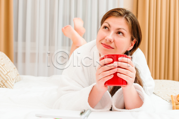 휴식 백인 성인 성인여자한명만 여자 한명 JPG 포토 해외이미지 다리들기 목욕가운 미소(표정) 생각 실내 엎드리기 올려보기 잡기 침대 해외202004 호텔