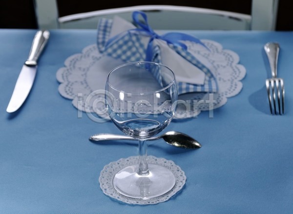 사람없음 JPG 포토 해외이미지 냅킨 배열 설정 세트 숟가락 유리 은색 장식 칼 탁자 파란색 해외202004