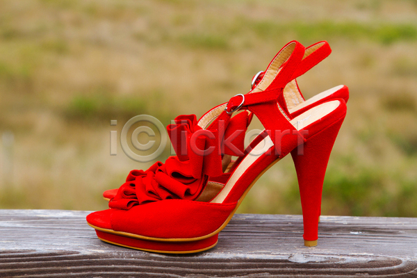 사람없음 JPG 아웃포커스 포토 해외이미지 구두 빨간색 신발 야외 오브젝트 주간 하이힐 해외202004