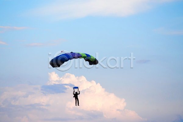 사람 한명 JPG 포토 해외이미지 구름(자연) 낙하산 비행 스카이다이빙 스포츠 야외 여름(계절) 하늘 해외202004