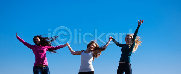 기쁨 우정 자유 행복 백인 사람 성인 세명 여자 JPG 포토 해외이미지 계절 그룹 기술 모션 봄 스포츠 시골 야외 웃음 자연 점프 초록색 태양 파란색 포즈 하늘 학생 해외202004 해외포토 힘