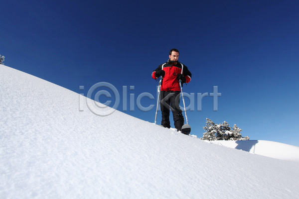 추위 남자 성인 성인남자한명만 한명 JPG 앞모습 포토 해외이미지 겨울 눈내림 산 산악지대 서기 설산 스키 야외 잡기 주간 폴 풍경(경치) 해외202004