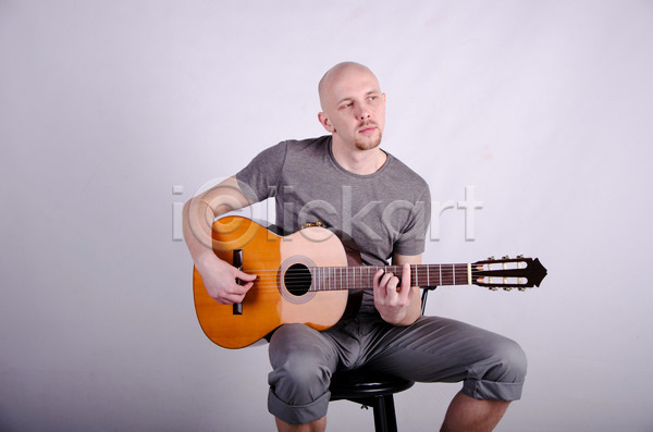 남자 성인 성인남자한명만 한명 JPG 앞모습 포토 해외이미지 기타 기타리스트 상반신 실내 앉기 연주 해외202004 흰배경