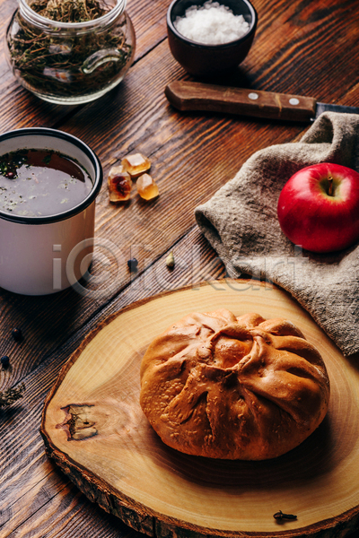사람없음 JPG 포토 해외이미지 나무받침 나이프 머그컵 사과(과일) 소금 음식 전통차 천(직물) 파이(빵) 허브