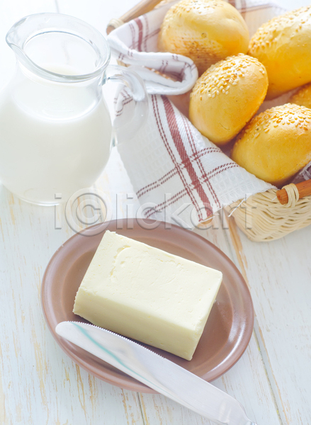 사람없음 JPG 포토 해외이미지 나무배경 나이프 바구니 버터 빵 실내 우유 접시 천(직물) 해외202004