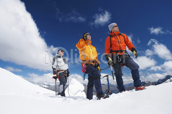 함께함 남자 사람 성인 성인남자만 세명 JPG 로우앵글 옆모습 포토 해외이미지 겨울 구름(자연) 뉴질랜드 들기 등반장비 등산 산 서기 설산 야외 전신 주간 트래킹 하이커 하이킹 해외202004