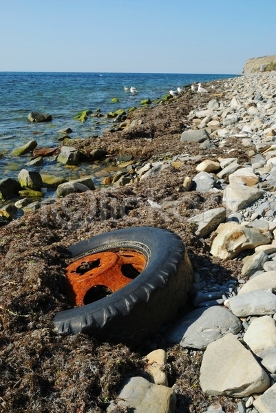 사람없음 JPG 포토 해외이미지 갈매기 고무 덮개 문제 물 바다 부식 생태학 서핑 옛날 자연 조류 타이어 해외202004 환경