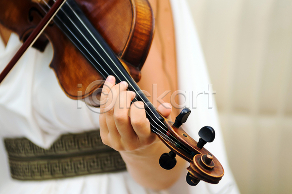 신체부위 JPG 포토 해외이미지 들기 바이올리니스트 바이올린 손 실내 연주 음악 해외202004