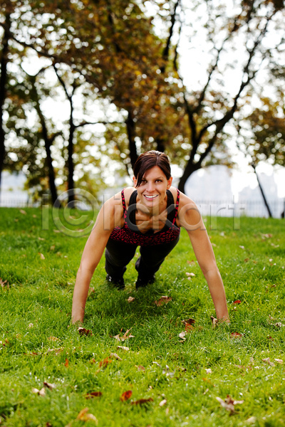 행복 백인 사람 성인 여자 한명 JPG 포토 해외이미지 건강 공원 근육 근육질 라이프스타일 미소(표정) 신체 야외 연습 운동 초록색 해외202004 힘