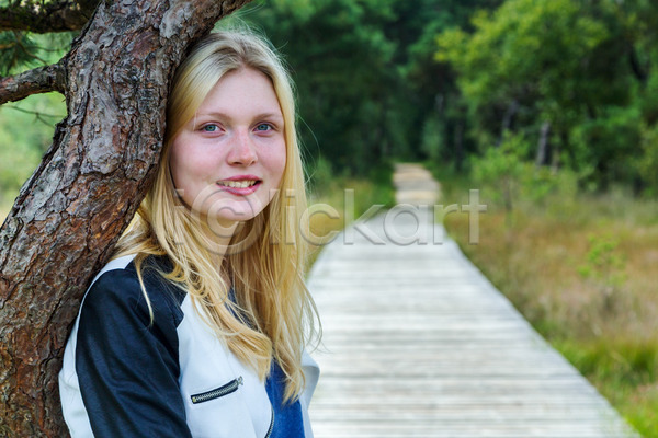 기쁨 목표 행복 휴식 10대 백인 사람 어린이 여자 한명 JPG 포토 해외이미지 골 공원 금발 긴머리 길 나무 미소(표정) 방법 방향 숲 야외 얼굴 오솔길 웃음 응시 일시정지 자연 초록색 포즈 풍경(경치) 하이커 하이킹 해외202004