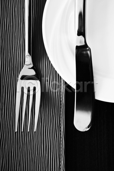 사람없음 JPG 포토 해외이미지 검은배경 금속 도자기 반사 빛 세트 식기 식당 원형 은색 접시 주방용품 칼 컵받침 탁자 포크 플랫 해외202004
