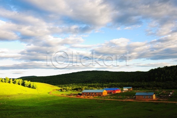 사람없음 JPG 포토 해외이미지 건물 구름(자연) 나무 농업 마을 맑음 몽골 백그라운드 산 숲 시골 아시아 자연 주택 중국 초록색 태양 파란색 평야 풍경(경치) 하늘 해외202004 햇빛 흰색