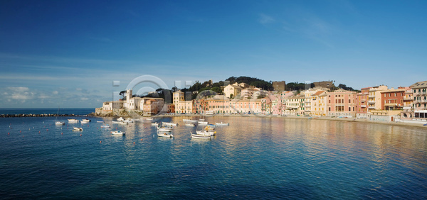 사람없음 JPG 포토 해외이미지 건축양식 도시 만 모래 물 바다 반사 보트 산책로 야외 여름 여행 이탈리아 주택 지중해 타운 파노라마 파도 파란색 풍경 해외202004 해외포토 햇빛 휴가