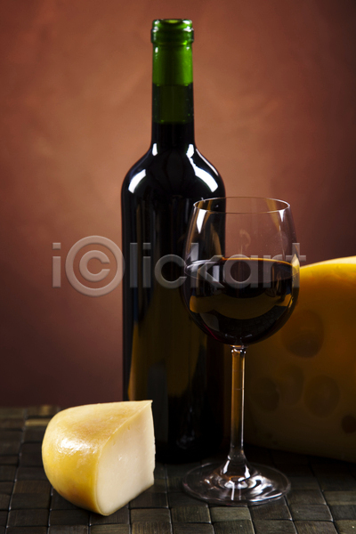 사람없음 JPG 포토 해외이미지 갈색배경 와인 와인병 와인잔 치즈 한조각 해외202004