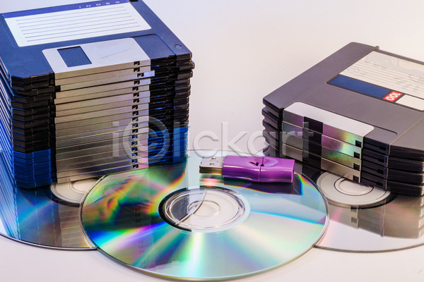 사람없음 JPG 포토 해외이미지 CD DVD USB 검은색 공백 디지털 백그라운드 빛 수납 오브젝트 원형 음악 자료 장비 정보 제비꽃 컴퓨터 파란색 해외202004 흰색