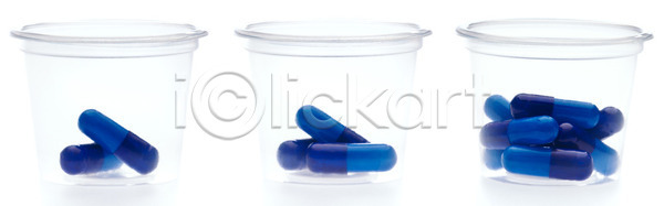 사람없음 JPG 포토 해외이미지 2 3 고립 많음 발사 세로 알약 약 치료 컨테이너 컵 투명 파란색 해결 해외202004 해외포토 흰색